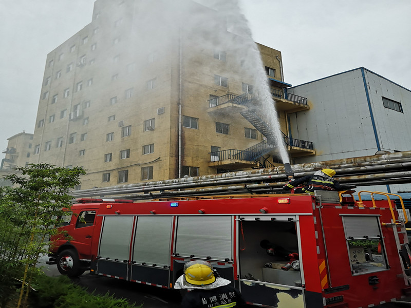 八三石墨新材料厂组织开展应急演练(图2) 八三石墨新材料厂组织开展应急演练(图2)